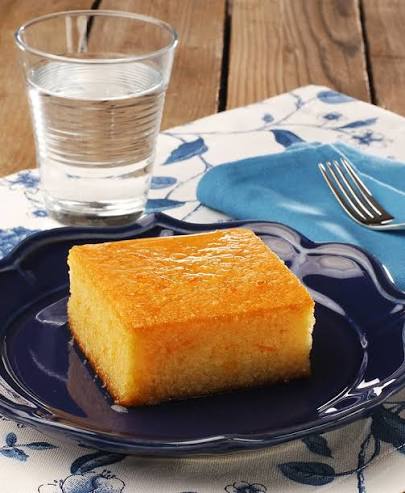 Një copë revani e artë në një pjatë blu